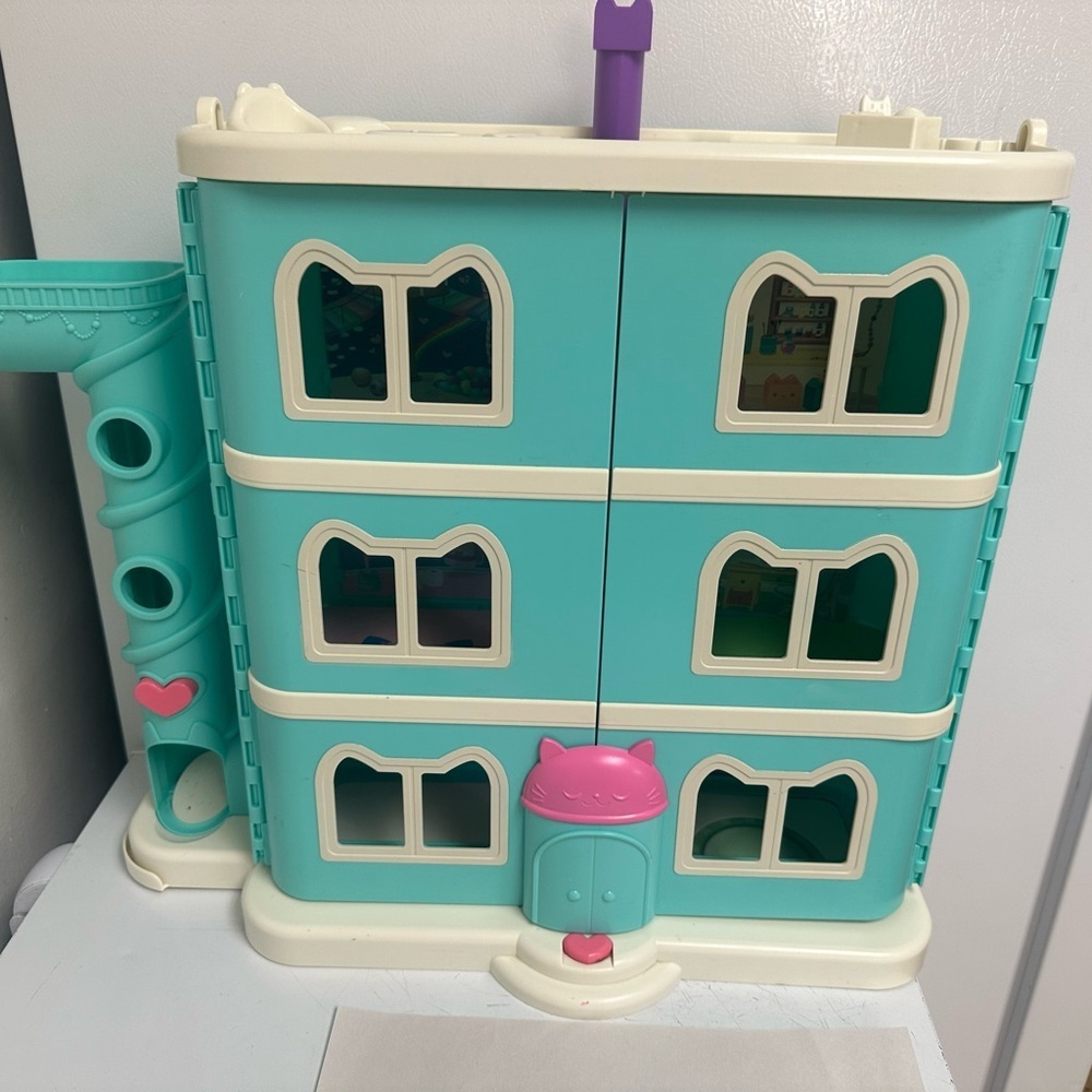 Gabby’s Dollhouse Purrfect 2 feet tall Dollhouse with Accessories MISSING TOP